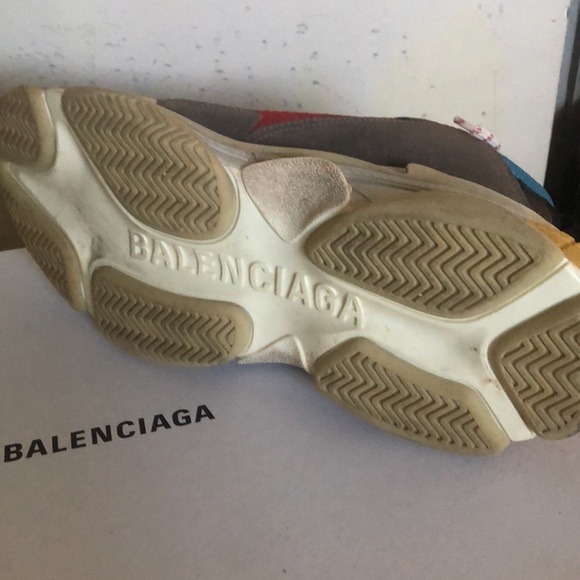 Balenciaga Triple S shoes barely worn in great condition. - Picture 7 of 11